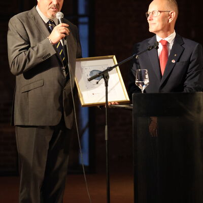 Bild vergr&ouml;&szlig;ern: Johan Persson (r.), Bürgermeister von Wismars Partnerstadt Kalmar, ehrt Olaf Heilig, den Vorsitzenden der Deutsch-Schwedischen Gesellschaft Wismar, mit der Kalmar-Medaille.