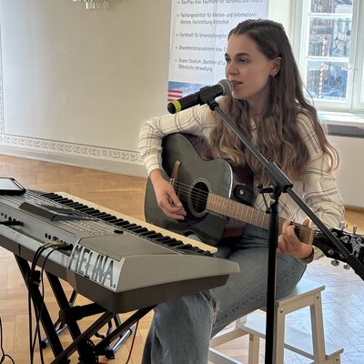 Bild vergr&ouml;&szlig;ern: Die Singer-Songwriterin Melina sorgt für musikalische Unterhaltung.