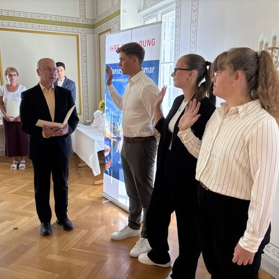 Bild vergr&ouml;&szlig;ern: Paula Weber, Eva Häcker und Max Spengler (v.r.) legen den Diensteid ab.