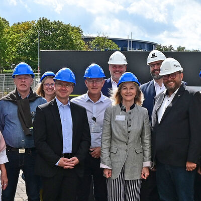 Bild vergr&ouml;&szlig;ern: Besuch der Delegation aus Kalmar, der Botschafterin des Königreichs Schweden in Deutschland, Veronika Wand-Danielsson, und von Mitgliedern der Deutsch-Schwedischen Gesellschaft Wismar sowie von Bürgermeister Frank Junge beim Unternehmen TKMS.