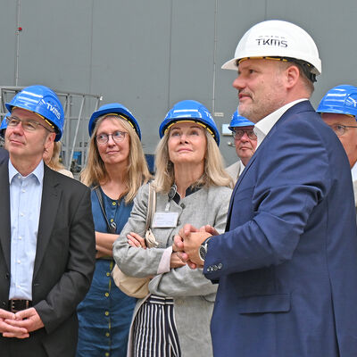 Bild vergr&ouml;&szlig;ern: Besuch der Delegation aus Kalmar, der Botschafterin des Königreichs Schweden in Deutschland, Veronika Wand-Danielsson (4.v.l.), und von Mitgliedern der Deutsch-Schwedischen Gesellschaft Wismar sowie von Bürgermeister Frank Junge (2.v.l.) beim Unternehmen TKMS.