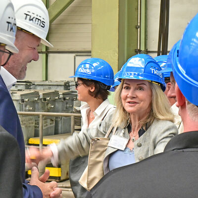 Bild vergr&ouml;&szlig;ern: Besuch der Delegation aus Kalmar, der Botschafterin des Königreichs Schweden in Deutschland, Veronika Wand-Danielsson (M.), und von Mitgliedern der Deutsch-Schwedischen Gesellschaft Wismar beim Unternehmen TKMS.