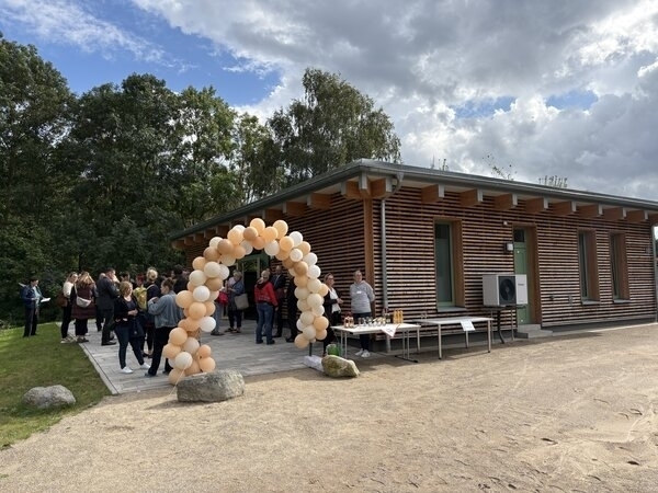 Wo früher eine baufällige Scheune stand, verbindet heute im Ökologischen Schulort Wismar ein rund 200 Quadratmeter großes Multimediahaus Naturerleben mit moderner Medienbildung. 