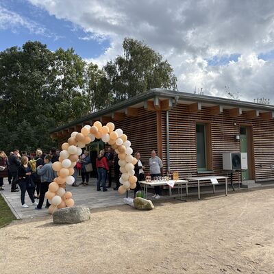 Bild vergr&ouml;&szlig;ern: Wo früher eine baufällige Scheune stand, verbindet heute im Ökologischen Schulort Wismar ein rund 200 Quadratmeter großes Multimediahaus Naturerleben mit moderner Medienbildung.