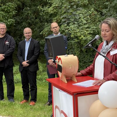 Bild vergr&ouml;&szlig;ern: Monika Naß, Geschäftsführerin der Arbeiterwohlfahrt Wismar, begrüßt die Gäste, darunter (v.l.) Tilo Gundlack, Vorsitzender des Vorstands der AWO Wismar, Bürgermeister Frank Junge und André Konsolke, Staatssekretär im Ministerium für Klimaschutz, Landwirtschaft, ländliche Räume und Umwelt Mecklenburg-Vorpommern,