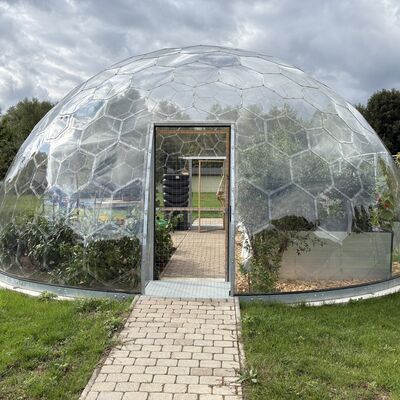 Bild vergr&ouml;&szlig;ern: Seit November 2025 prägt der GeoDome das Bild des Ökologischen Schulorts Wismar. Die geodätische Kuppel mit acht Metern Durchmesser ist Gewächshaus, Forschungsraum und Klassenzimmer zugleich.