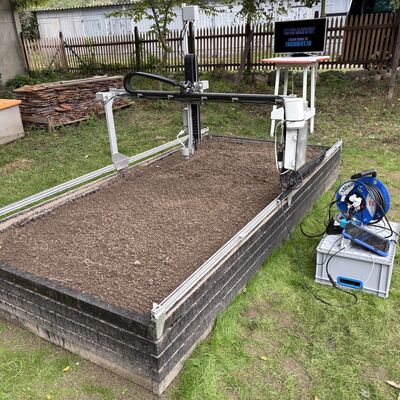 Bild vergr&ouml;&szlig;ern: Der FarmBot ist ein Gartenroboter, der auf einem Hochbeet Aussaat, Bewässerung und Unkrautbekämpfung digital steuern sowie das Pflanzenwachstum überwachen kann.
