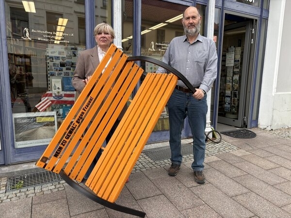 Bild vergr&ouml;&szlig;ern: Orangefarbene Bank