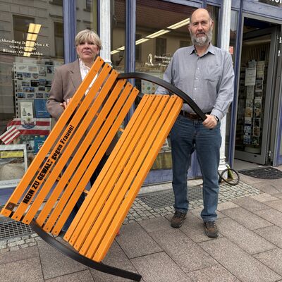 Orangefarbene Bank