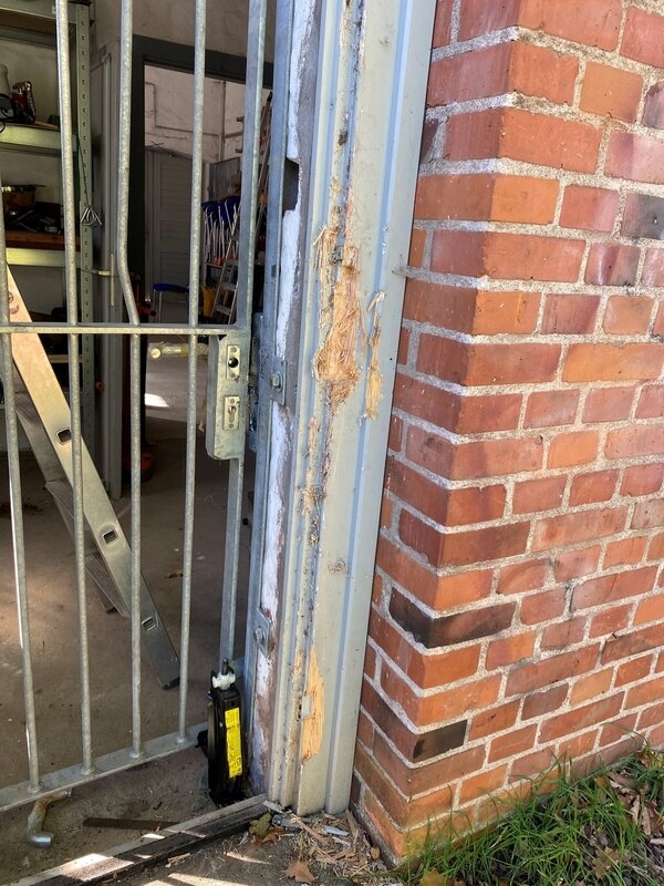 Bild vergr&ouml;&szlig;ern: Beim Versuch, ein Metalltor aufzuhebeln, kam ein Wagenheber zum Einsatz. Der Türrahmen wurde beschädigt.