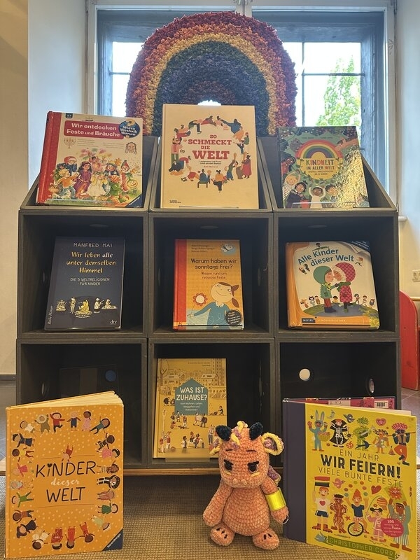 Bild vergr&ouml;&szlig;ern: "Blaues Haus" in der Kinderbibliothek zum Thema "Feste und Bräuche"