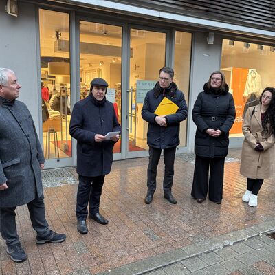 Bild vergr&ouml;&szlig;ern: Bürgermeister Thomas Beyer, Falk Bersch von der Projektgruppe Stolpersteine, Jochen Schmidt, Direktor der Landeszentrale für politische Bildung Mecklenburg-Vorpommern, Silke Tessmann-Storch (v.l.) vom Vorstand des IT-Dienstleisters Dataport vor dem ehemaligen Karseboom-Haus Hinter dem Rathaus 17.