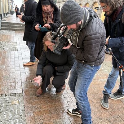 Bild vergr&ouml;&szlig;ern: Befinden sich Interessierte direkt am Stolperstein und scannen diesen per Smartphone-Kamera, werden auf dem Kamerabild Informationen in Textform zu der Person angezeigt, die an diesem Ort gelebt oder gewirkt hat.