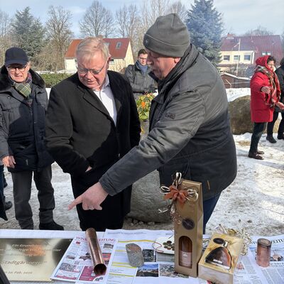 Bild vergr&ouml;&szlig;ern: Investor Onno Folkerts (r.) zeigt Senator Michael Berkhahn das Schild für den Grundstein.