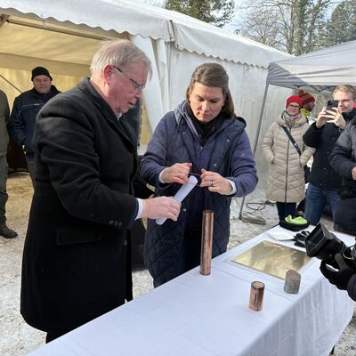 Bild vergr&ouml;&szlig;ern: Senator Michael Berkhahn und Frauke Folkerts befüllen die Zeitkapsel.