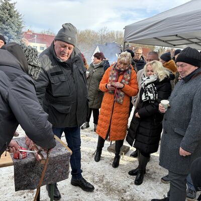 Bild vergr&ouml;&szlig;ern: Die Zeitkapsel wird verlötet.