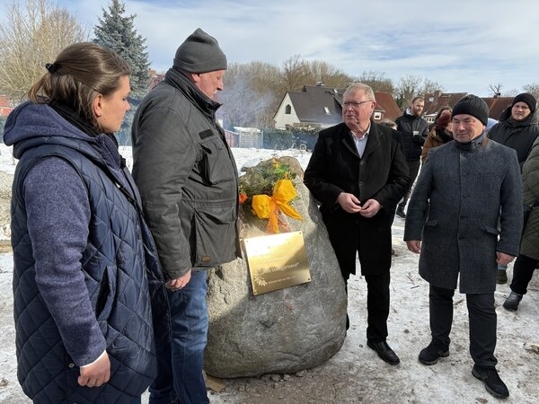 Frauke und Onno Folkerts, Senator Michael Berkhahn und Bürgermeister Thomas Beyer (v.l.) am Grundstein für das neue Wohngebiet.