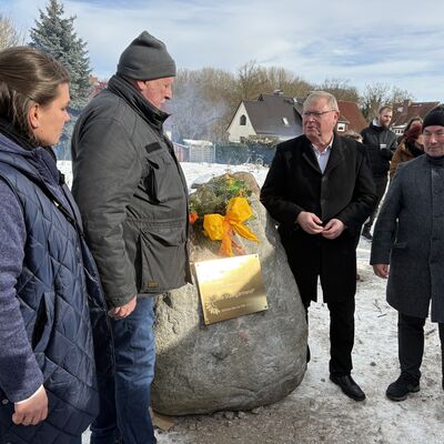 Bild vergr&ouml;&szlig;ern: Frauke und Onno Folkerts, Senator Michael Berkhahn und Bürgermeister Thomas Beyer (v.l.) am Grundstein für das neue Wohngebiet.