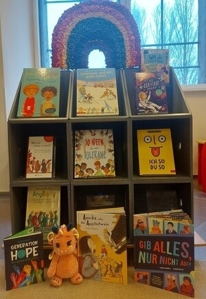 Bild vergr&ouml;&szlig;ern: Das „Blaue Haus“ mit der Ausstellung „100% Menschenwürde“