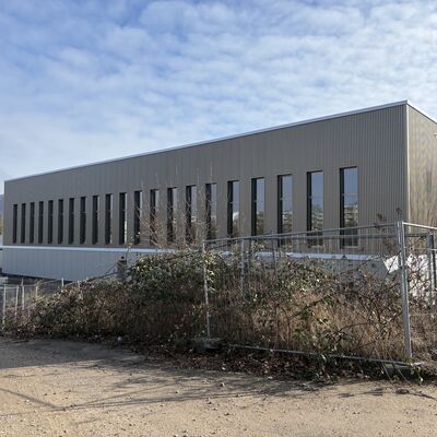 Bild vergr&ouml;&szlig;ern: Mit Inbetriebnahme des Ersatzneubaus der Sporthalle Friedenhof I hat die Hansestadt eine neue, moderne Dreifeldhalle mit Tribüne.