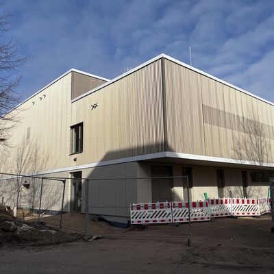 Bild vergr&ouml;&szlig;ern: Mit Inbetriebnahme des Ersatzneubaus der Sporthalle Friedenhof I hat die Hansestadt eine neue, moderne Dreifeldhalle mit Tribüne.