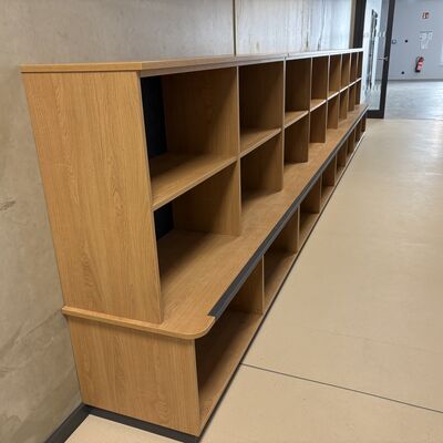 Bild vergr&ouml;&szlig;ern: Schuhschrank für Straßenschuhe.