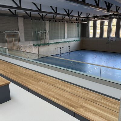 Bild vergr&ouml;&szlig;ern: Die Tribüne in der neuen Sporthalle bietet rund 140 Sitzplätze.