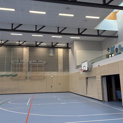 Bild vergr&ouml;&szlig;ern: Am Friedenshof ist eine neue Dreifeldhalle entstanden.