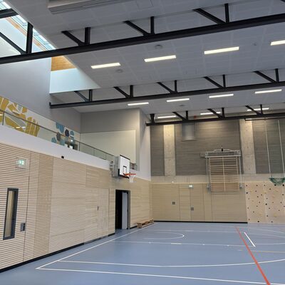 Bild vergr&ouml;&szlig;ern: Am Friedenshof ist eine neue Dreifeldhalle entstanden.