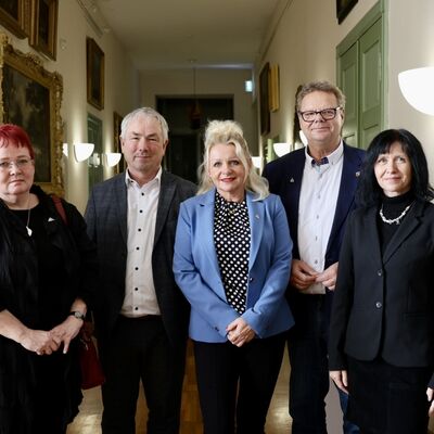 Bild vergr&ouml;&szlig;ern: Christa Hagemann, 2. stellvertretende Bürgerschaftspräsidentin, Bürgermeister Thomas Beyer, Bürgerschaftspräsidentin Sylvia Bartsch, Ingo Funk, zweiter Stellvertreter des Landrates des Landkreises Nordwestmecklenburg, Jana Michael (v.l.), Integrationsbeauftragte des Landes Mecklenburg-Vorpommern.