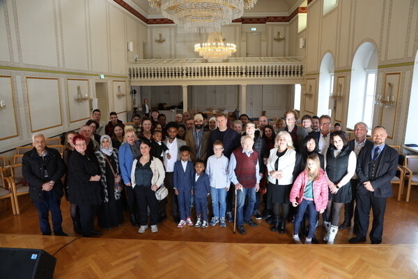 Rund 50 Personen, die im Jahr 2025 in Wismar die deutsche Staatsbürgerschaft erhalten haben, waren am 28. Februar 2026 der Einladung von Bürgermeister Thomas Beyer in den Bürgerschaftssaal im Rathauses zu einem Empfang anlässlich ihrer Einbürgerung gefolgt. 