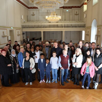 Bild vergr&ouml;&szlig;ern: Rund 50 Personen, die im Jahr 2025 in Wismar die deutsche Staatsbürgerschaft erhalten haben, waren am 28. Februar 2026 der Einladung von Bürgermeister Thomas Beyer in den Bürgerschaftssaal im Rathauses zu einem Empfang anlässlich ihrer Einbürgerung gefolgt.
