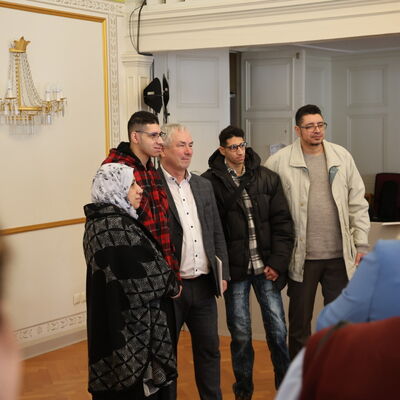 Bild vergr&ouml;&szlig;ern: Bürgermeister Thomas Beyer (M.) mit Eingebürgerten.