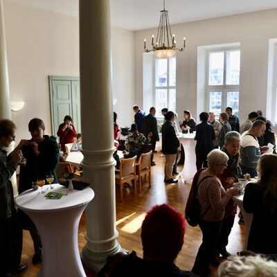 Bild vergr&ouml;&szlig;ern: Rund 50 Personen, die im Jahr 2025 in Wismar die deutsche Staatsbürgerschaft erhalten haben, waren am 28. Februar 2026 der Einladung von Bürgermeister Thomas Beyer in den Bürgerschaftssaal im Rathauses zu einem Empfang anlässlich ihrer Einbürgerung gefolgt.