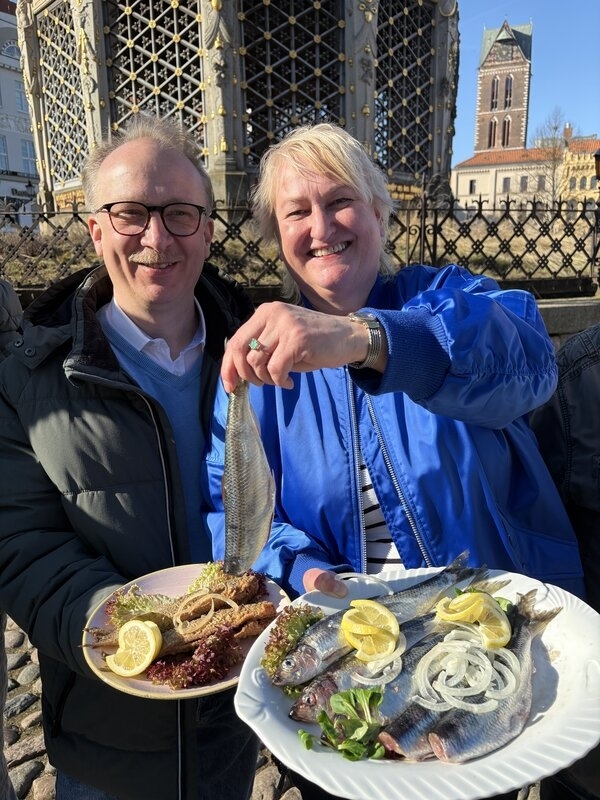 Eckard Mixdorf und Anne-Kathrin Werth vom Hanseatischen Köcheclub Wismarbucht freuen sich auf die 23. Wismarer Heringstage, die am 14. März 2026 beginnen.