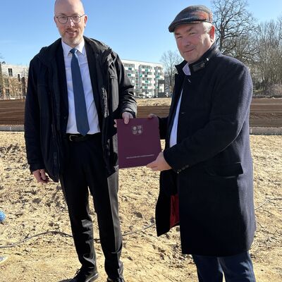 Bild vergr&ouml;&szlig;ern: Minister Christian Pegel (l.) überreicht einen Zuwendungsbescheid an Bürgermeister Thomas Beyer.