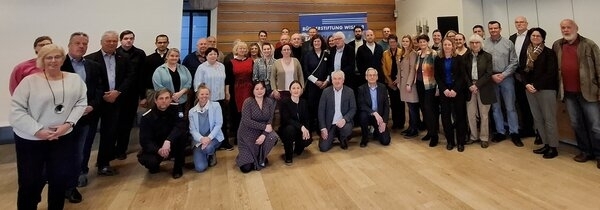 Bild vergr&ouml;&szlig;ern: Vertreterinnen und Vertreter der Vereine und Initiativen, die im Jahr 2025 von der Bürgerstiftung der Hansestadt Wismar unterstützt wurden, im Zeughaus.