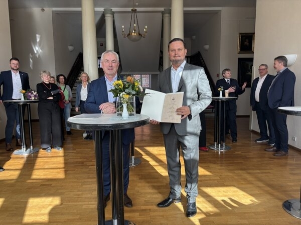 Bild vergr&ouml;&szlig;ern: Thomas Beyer ernennt René Domke zum Senator