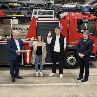 Bild vergr&ouml;&szlig;ern: Bürgermeister Thomas Beyer (l.) nimmt im Beisein von Paul Wehry (r.), Leiter des Brandschutzamtes, Denise Geserick und Willi Zarnitz den Amtseid ab.
