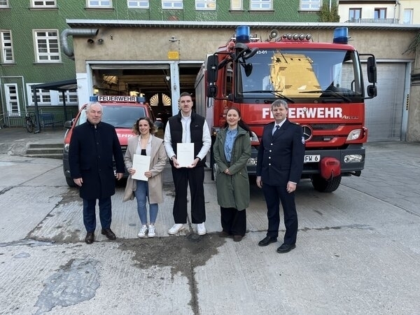 Bürgermeister Thomas Beyer mit Denise Geserick, Willi Zarnitz, Jana Wellnitz, Leiterin der Abteilung Aus- und Fortbildung, sowie Paul Wehry (r.), Leiter des Brandschutzamtes.
