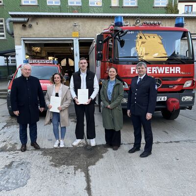 Bild vergr&ouml;&szlig;ern: Bürgermeister Thomas Beyer mit Denise Geserick, Willi Zarnitz, Jana Wellnitz, Leiterin der Abteilung Aus- und Fortbildung, sowie Paul Wehry (r.), Leiter des Brandschutzamtes.