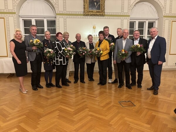 Bild vergr&ouml;&szlig;ern: Thomas Beyer, Detlef Thormann, Wolfgang Box, Peter Dost, Jürgen Naujoks, Kerstin Groth, Dana Gromoll, Prof. Dr. Dieter Schott, Antje Karsten, Christa Hagemann, Ulrike Zielenkiewitz, Jürgen Schießer, Sylvia Bartsch (v.r.).