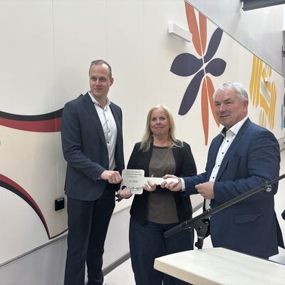 Bild vergr&ouml;&szlig;ern: Bürgermeister Thomas Beyer (r.) mit Ivonne Mucha, Leiterin der Abteilung Hochbau, und Andreas Raap, Leiter des Amtes für Hochbau, Service und Liegenschaften.