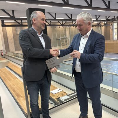 Bild vergr&ouml;&szlig;ern: Marko Meißner (l.) vom Büro MHB überreicht einen symbolischen Schlüssel an Bürgermeister Thomas Beyer.