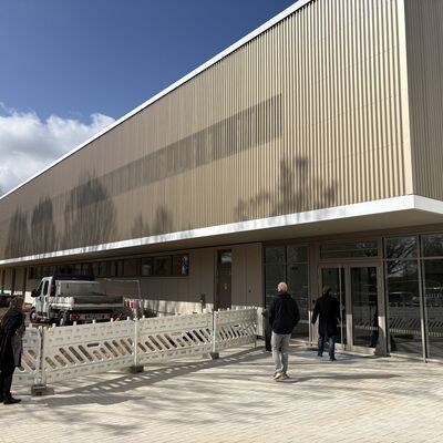 Bild vergr&ouml;&szlig;ern: Die neu gebaute Sporthalle am Friedenshof I von außen.