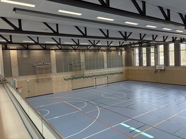 Bild vergr&ouml;&szlig;ern: Das Spielfeld der neuen, modernen Dreifeldsporthalle.