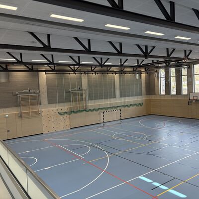 Bild vergr&ouml;&szlig;ern: Das Spielfeld der neuen, modernen Dreifeldsporthalle.