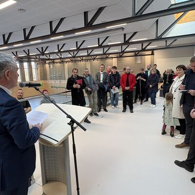 Bild vergr&ouml;&szlig;ern: Bei der Einweihung der Sporthalle war auch Innenminister Christian Pegel (r.) dabei.