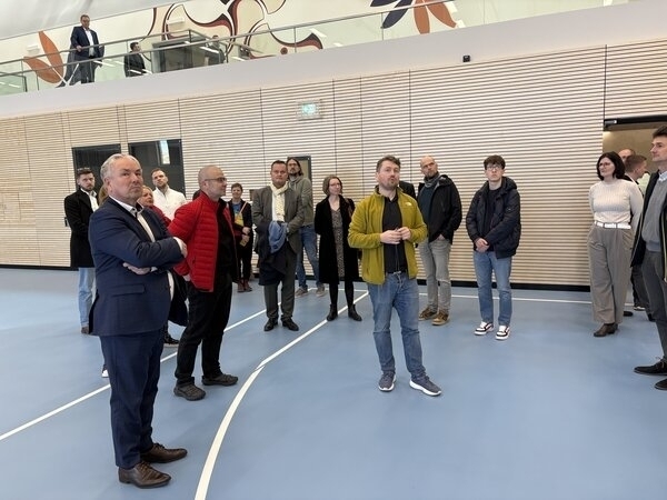 Besichtigung der neuen Sporthalle am Friedenshof I.