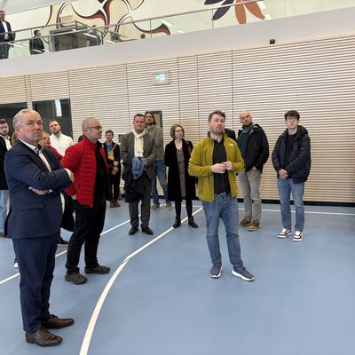 Bild vergr&ouml;&szlig;ern: Besichtigung der neuen Sporthalle am Friedenshof I.